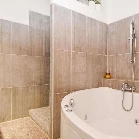 Beautiful In With Kitchen Violes
